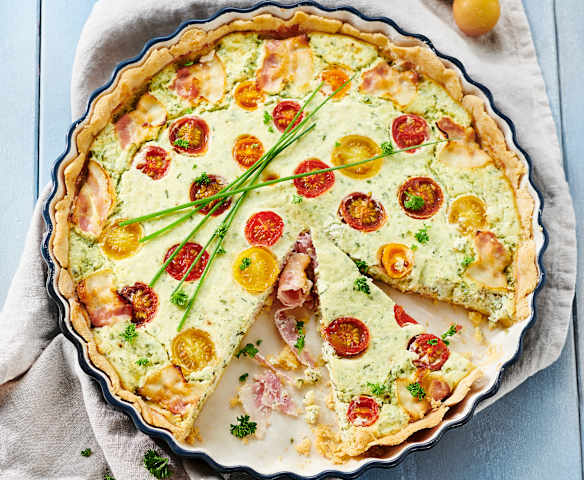 Tarte mit Bacon und Käse-Kräuter-Füllung Tarte mit Bacon und Käse-Kräuter-Füllung