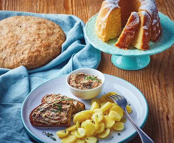 Menù: insalata di patate, dip alla rucola e pomodori, pane di farro, ciambella al limone