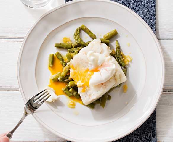 Bacalao fresco con espárragos y huevos poché Bacalao fresco con espárragos y huevos poché