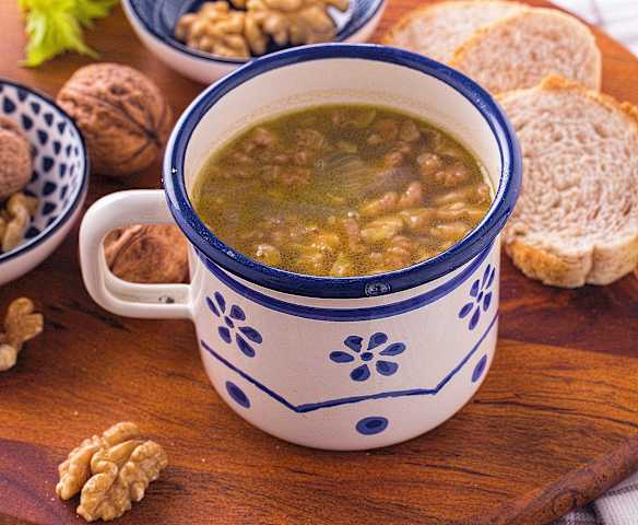 Zuppa di noci e sedano