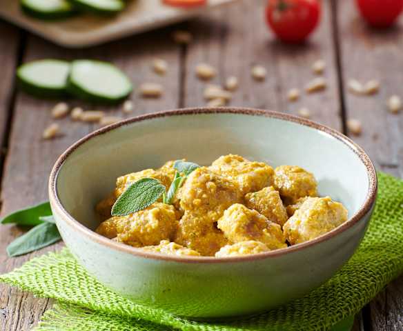 Gnocchi di pane alla salvia con pesto di crudité