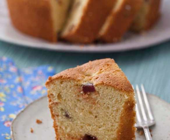 Bolo de fubá com iogurte e goiabada