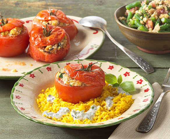 Gefüllte Tomaten mit Fisolensalat und Kurkumareis