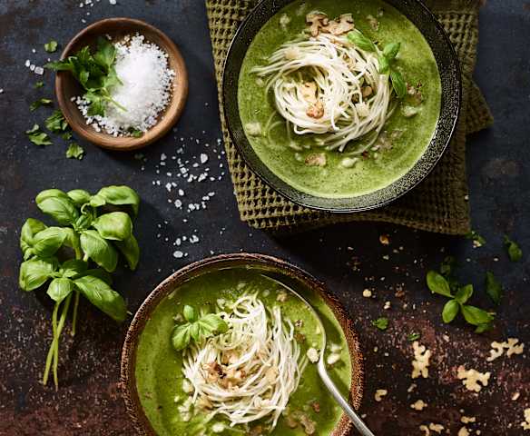 Špenátovo-bazalková polévka s nudlemi
