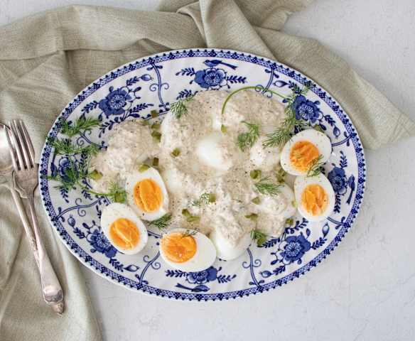 Ensalada polaca con salsa tártara Ensalada polaca con salsa tártara