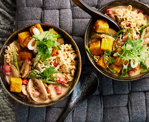 Wegański ramen z masłem orzechowym Wegański ramen z masłem orzechowym