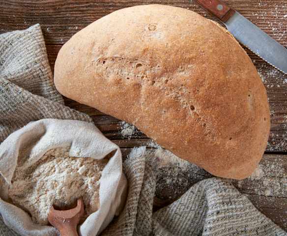 Mezzaluna di pane al farro