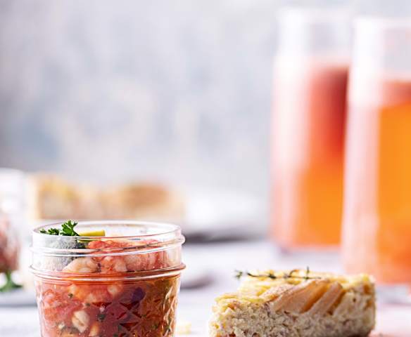 Aperitivos para 4: Quiche de queijo e pera, mini-cocktail de camarão e ponche de Prosecco