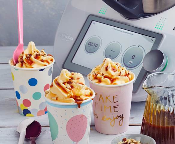 Glace sundae nappage caramel