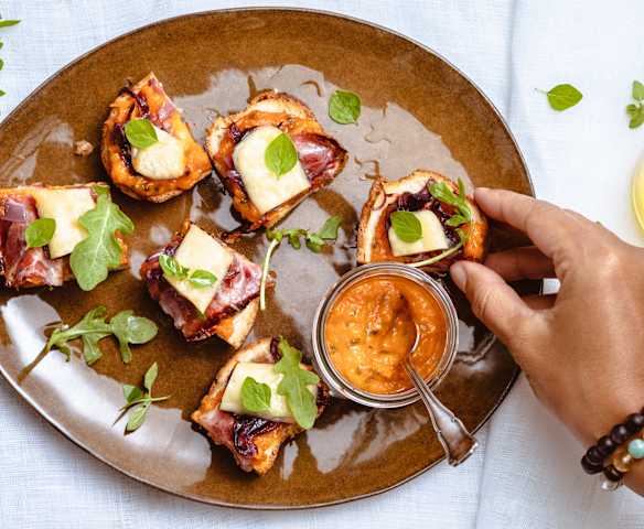 Tartines de pain de mie, coulis de tomates, compotée d’oignons rouges et coppa