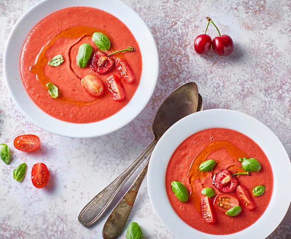 Gazpacho pomodori e ciliegie con crostini alle erbe