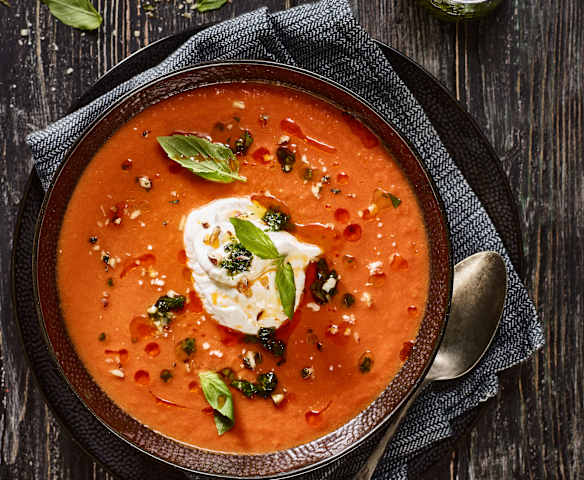 Tomatová polévka s bazalkovým pestem