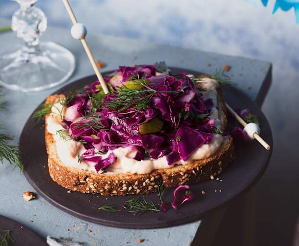 Tostas de crema de salmón y lombarda