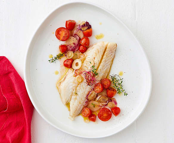 Scorfano con cipolle e pomodorini sottovuoto