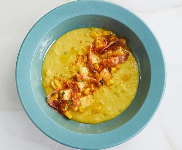Zuppa di mais e patate con pancetta affumicata