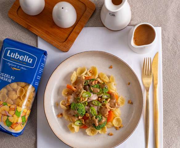 Kurczak w sosie orzechowym z makaronem