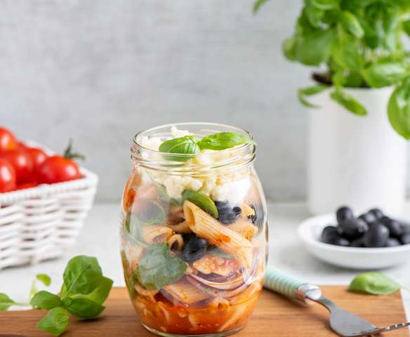 Sałatka makaronowa z sosem ze świeżych pomidorów