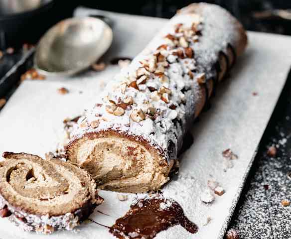 Rolada kawowo-orzechowa