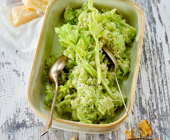 Staudensellerie-Parmesan-Salat