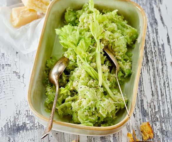 Staudensellerie-Parmesan-Salat