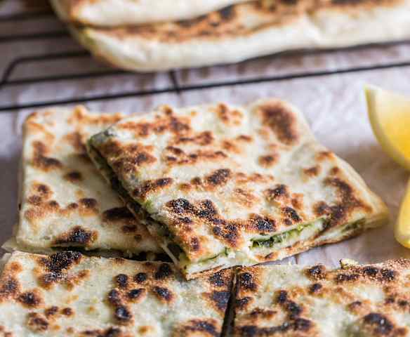 Pão turco (Gozleme) com recheio de acelgas