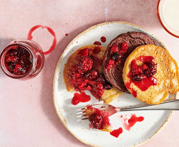 Bananen-Pancakes mit Beeren