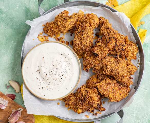 Stripsy z kurczaka w zdrowej panierce i lekki sos czosnkowy