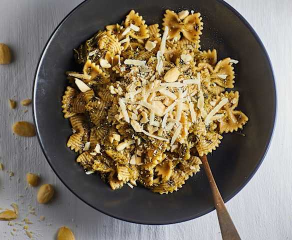 Pasta integrale con pesto di cicoria e scaglie di pecorino Pasta integrale con pesto di cicoria e scaglie di pecorino