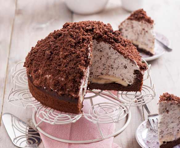 Kakaový dort se šlehačkovým krémem a banány