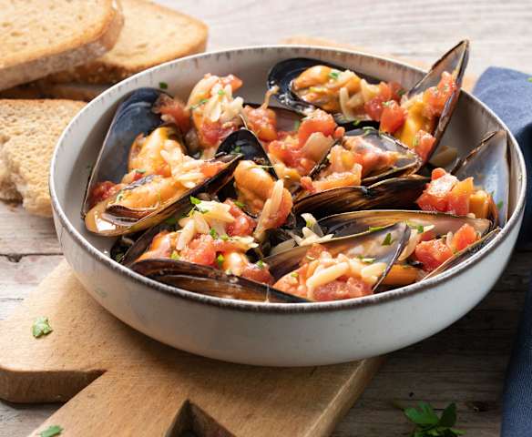 Mejillones en salsa de tomate con pasta