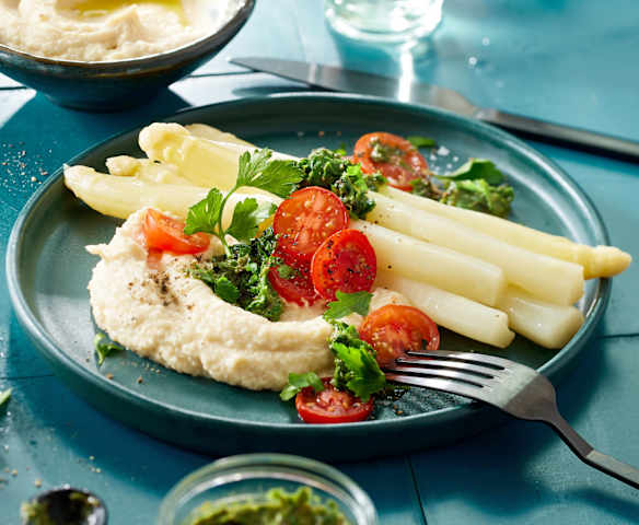 Mediterraner Spargel mit Sellerie-Hummus und Oliven-Petersilien-Gremolata