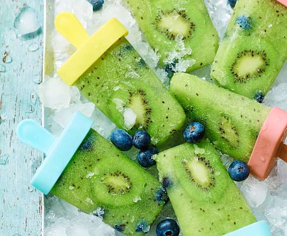 Bâtonnets glacés au kiwi, myrtilles et eau de coco
