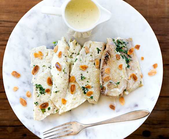 Reineta al vapor con salsa de limón y almendras