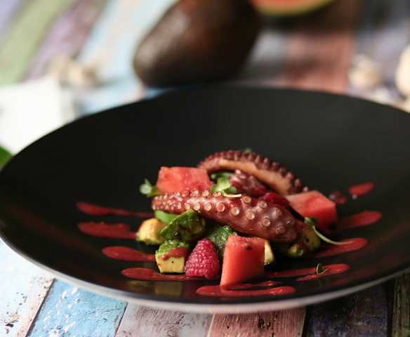 Polpo arrosto con avocado, anguria e aceto al lampone (di Mirko Ronzoni) Polpo arrosto con avocado, anguria e aceto al lampone (di Mirko Ronzoni)