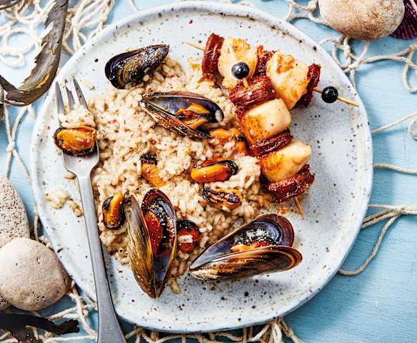 Risotto aux moules et algues, brochettes de saint-jacques et chorizo