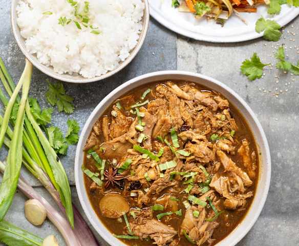 Poulet trois tasses effiloché et légumes sautés