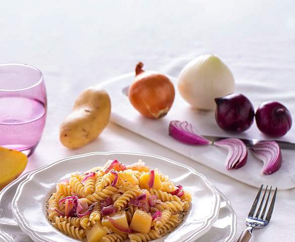 Pasta risottata con cipolle caramellate e patate