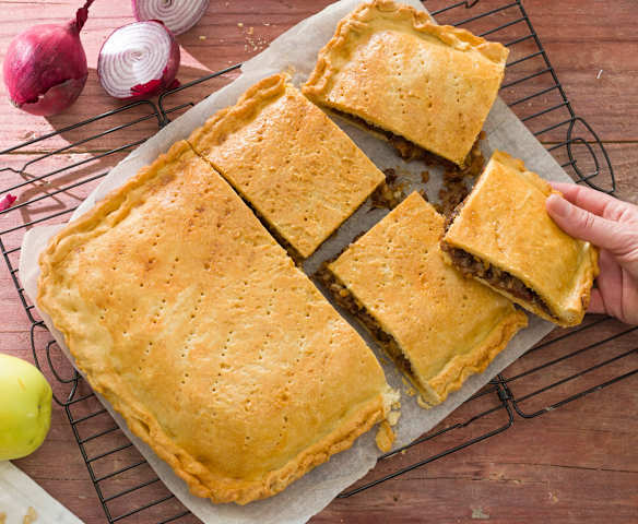 Empanada de cebolla roja, morcilla y manzana