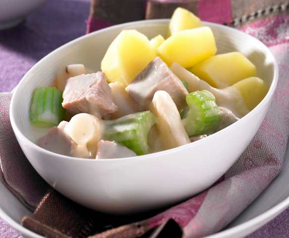 Kalbsfrikassee mit Staudensellerie, Schwarzwurzeln und Kartoffeln