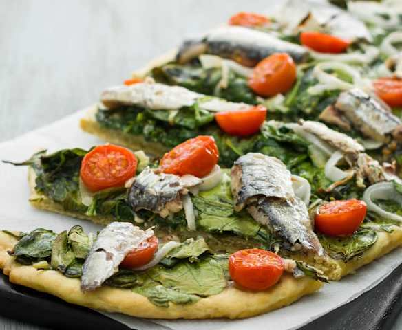 Coca mallorquina de espinacas con sardinas