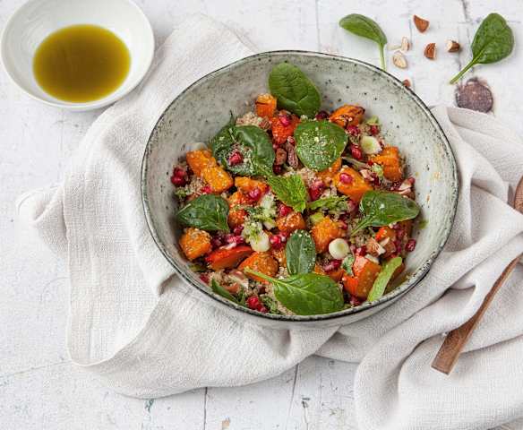 Ensalada de quinoa con espinacas, calabaza asada y granada