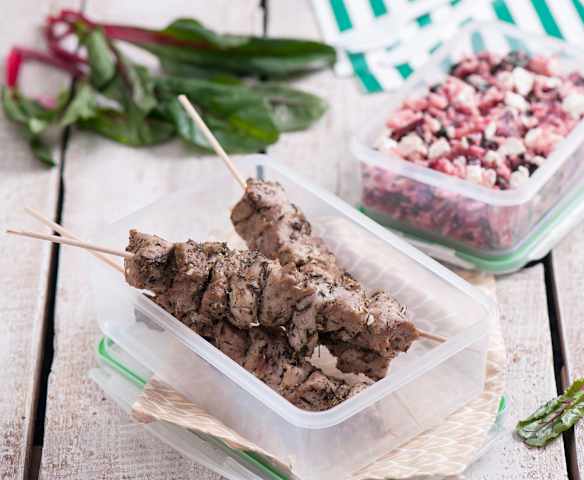 Pilaw z botwinką i souvlaki wieprzowe na patyku