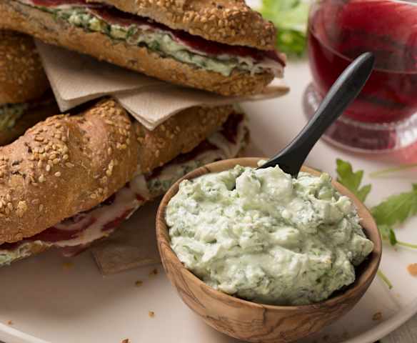 Queso cremoso con roquefort, nueces y rúcula