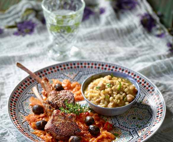 Lammkoteletts in Tomaten-Zwiebel-Sauce mit Weizen-Pilav - Keşkekli Pirzola Yahni Lammkoteletts in Tomaten-Zwiebel-Sauce mit Weizen-Pilav - Keşkekli Pirzola Yahni