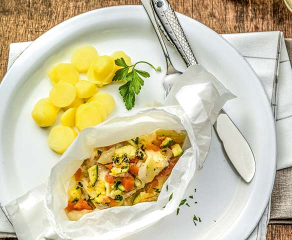 Filetes de peixe com legumes em papelote