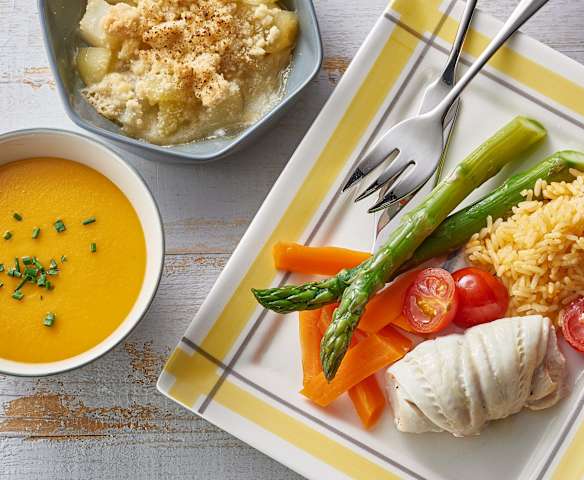 Sopa de calabaza. Pescado con arroz y verduras. Crumble de manzana y pera