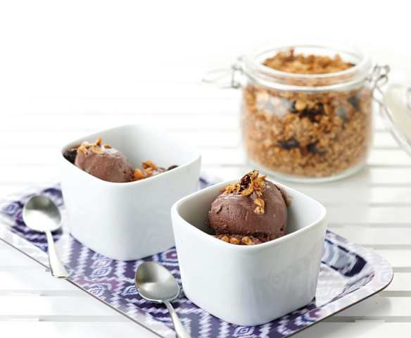 Gelado de açaí e banana com granola de coco