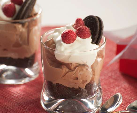 Vasitos de crema de avellanas y galletas para dos