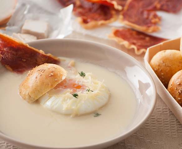 Crema de cebolla con pan de queso, huevo y jamón