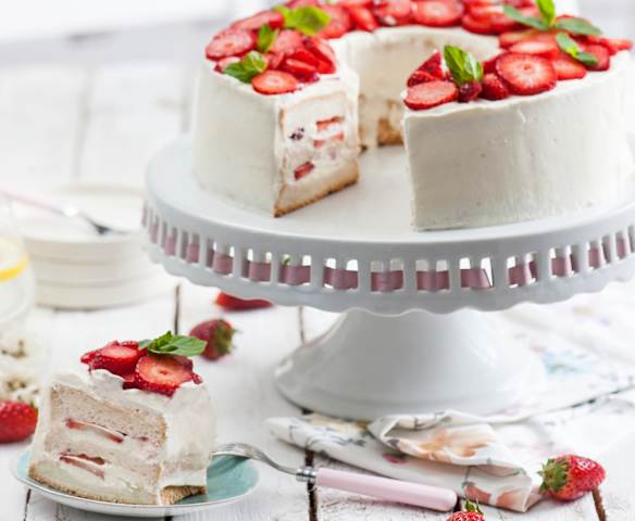 Anielskie ciasto (angel cake) z kremem waniliowym i truskawkami